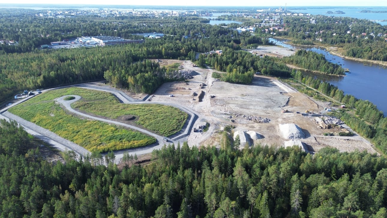 Maisemoitu kaatopaikka on kuvan vasemmassa laidassa. Pukinjärvi on kuvan oikeassa laidassa.
