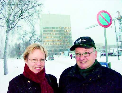 Yhteistyö pelaa. Ritva Sonntag ja Esko Näätsaari ovat nousemassa Kemin kunnallispolitiikan ykköspaikoille taustalla kohoavalla kaupungintalolla.