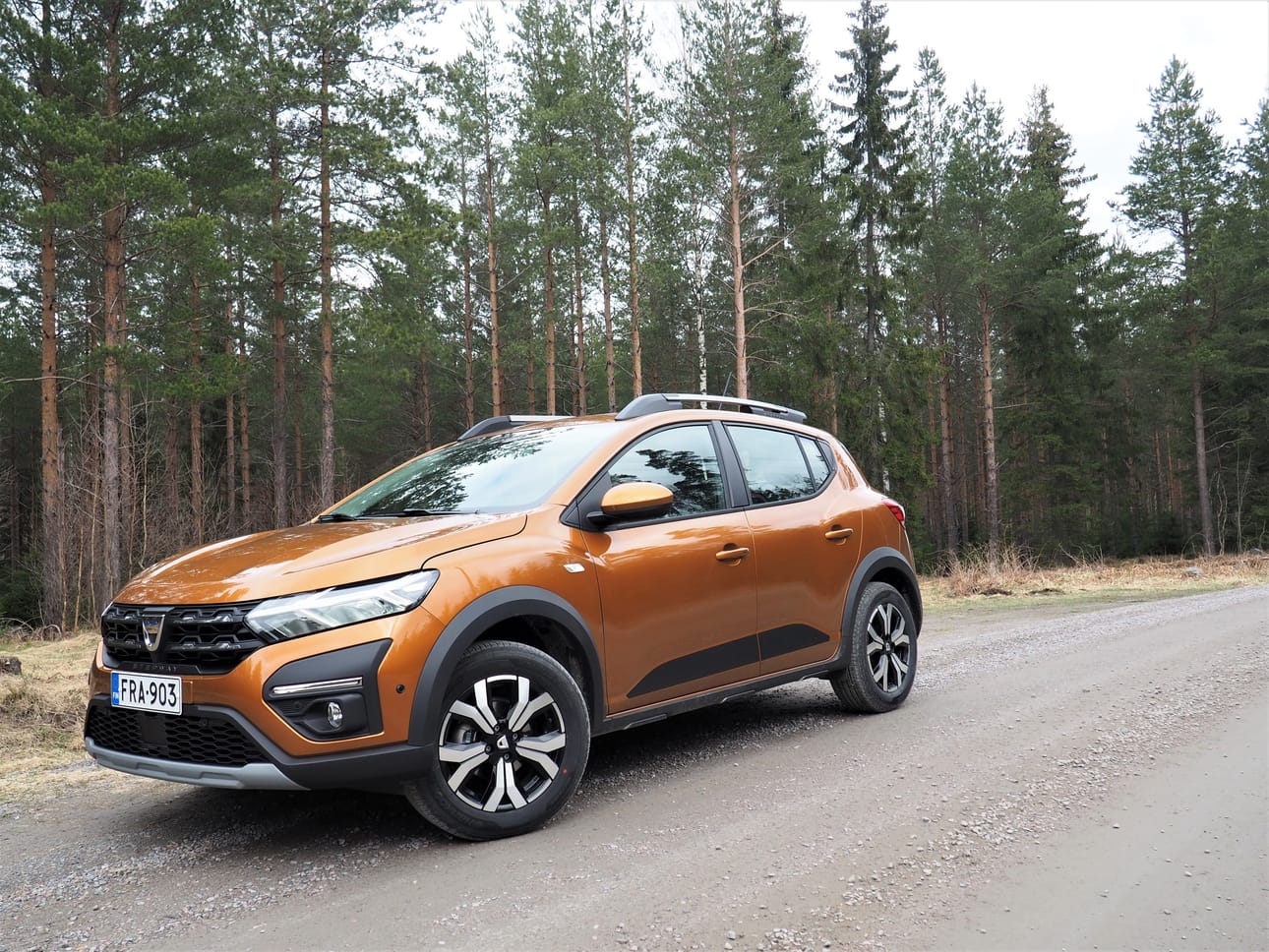 Oikeasti vaativaan maastoon Dacia on liian kevytrakenteinen. Sen kääntyvät kattokaiteet ovat hyvä oivallus.