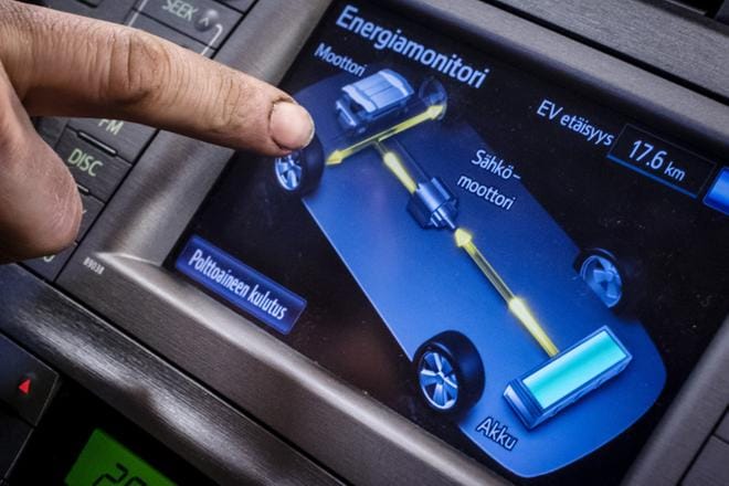 Keski-Pohjanmaan ammattiopistolla Kokkolassa korjataan sähköautoja. EK:n mukaan yritykset pitävät ammatillista koulutusta suuressa arvossa. KUVA: Markku Jokela