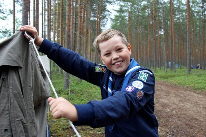 Atte Tyyvi on innoissaan, koska hän on partioleirillä ja pääsee nukkumaan telttaan metsässä. Poika aloitti partioharrastuksen viime vuonna, ja paidan hihoissa on jo monta merkkiä.