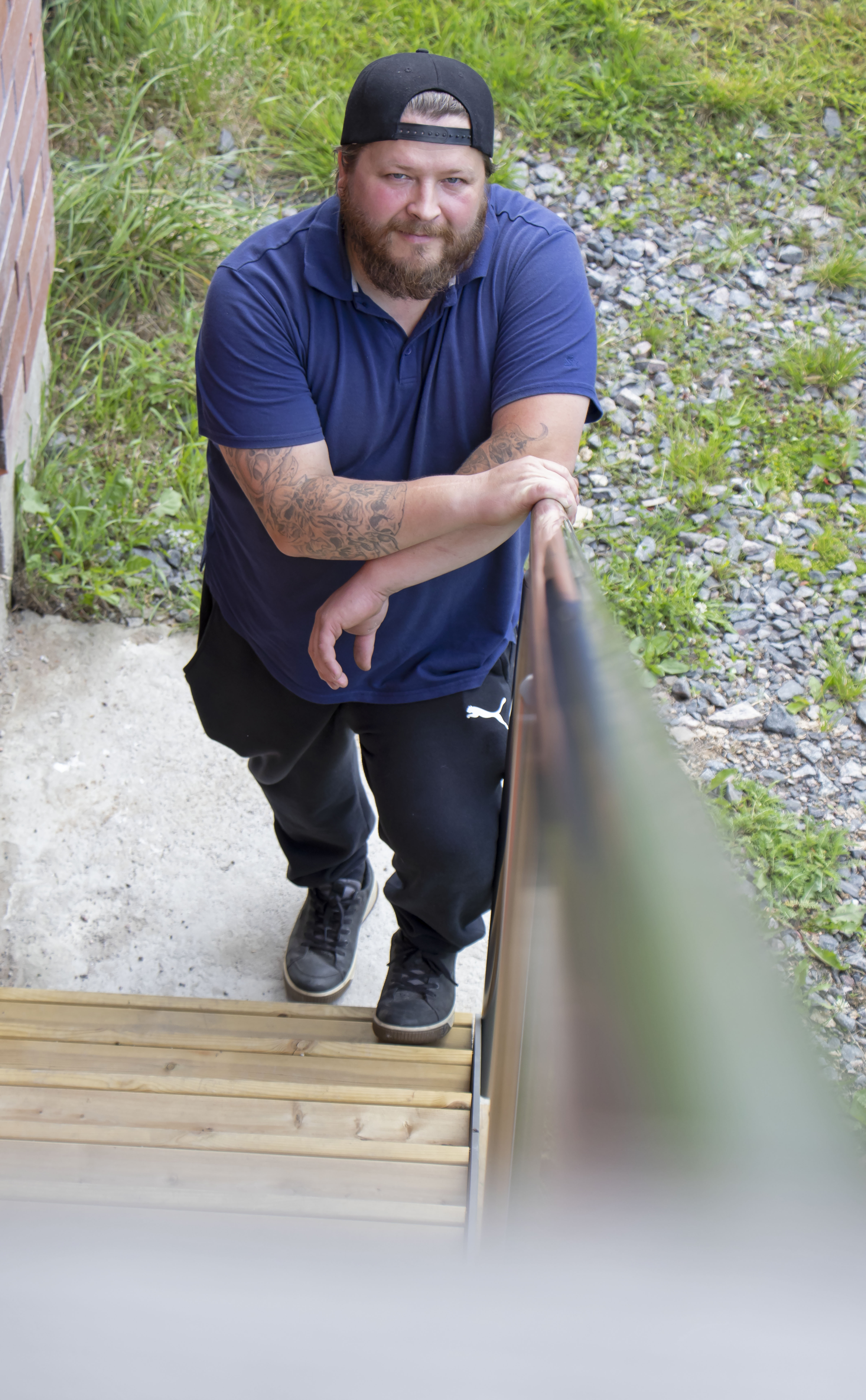 <p>Jarkko Koivula nauttii tuotteiden kehittelystä. Työn parasta antia on se, kun pääsee tekemään portaita erikoisempiin kohteisiin. – Hiplaan mieluummin tuotteita kuin verstastiloja, hän tuumaa.</p>