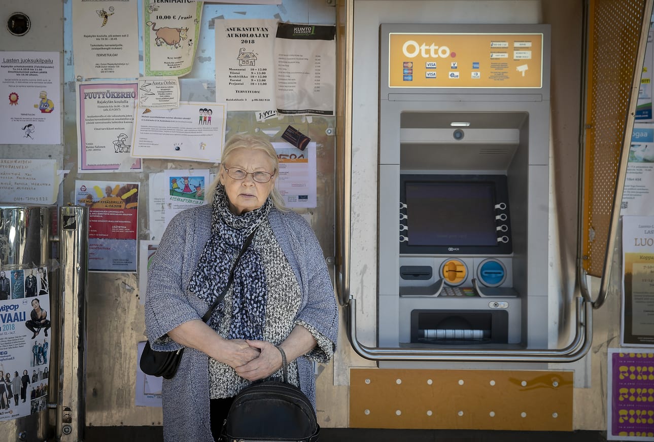 Oululainen Anja Huhtala joutui tekemisiin väärennökseksi epäillyn setelin kanssa nostettuaan käteistä Rajakylän pankkiautomaatista.
