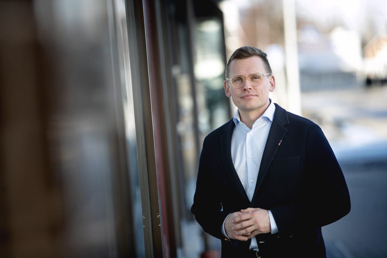 Sdp:n puoluesihteeri Antton Rönnholm tapasi pohjalaista puolueväkeä lauantaina. Missä yhteen kokoonnutaan, kääntyy puhe sotaan Ukrainassa. Niin myös Pohjanmaalla.