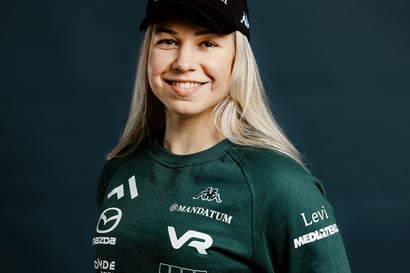 Erika Pykäläinen kurvailee ainoana Suomesta Söldenin mc-avauksessa