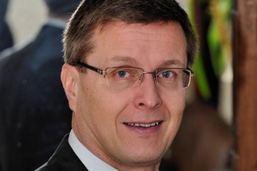 Autoalan Keskusliitto ry:n toimitusjohtaja Pekka Rissa uskoo, täyssähköautojen hinnat eivät putoa kovin nopeasti.