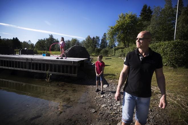 Tomas Pada seurasi mökillään juhannuksena, kuinka aallot murtuivat veneen keulasta sisään. Hän hyppäsi paljusta, huusi muita soittamaan hätänumeroon ja ryntäsi matkaan. – Nostan hattua varsinaiselle pelastajalle! hän sanoo nyt. KUVAT: JARNO PELLINEN