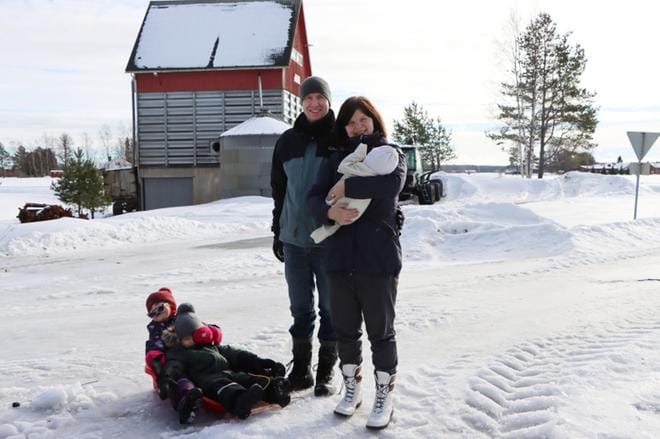 Noora ja Samuel Suvanto muuttivat Jurvaan elämään heidän unelmiaan todeksi. Kuvassa myös heidän lapsensa Sandra, Aatos ja joulukuussa syntynyt tyttövauva. KUVA: HENNA NEVALA