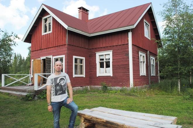 Kai Lavila on kunnostanut hankkimansa ja Ritolasta omaan pihapiiriinsä Tuuriin siirtämänsä vanhan hirsitalon näyttelytilaksi. Talo on rakennettu 1937. Lapset nimittivät sen Kummitustaloksi. KUVAT: EEVA-LIISA KULJU