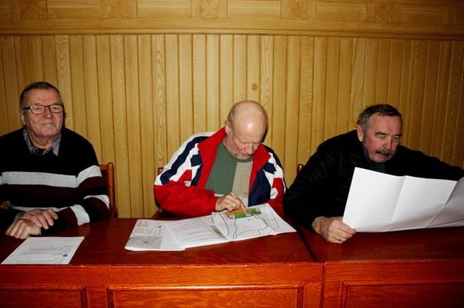 Kaskislaiset Aaro Sankala, Jaakko Rantala ja Pertti Rantakoski tutkivat kotikaupunkinsa entisen alakoulun ja päiväkodin alueen asemakaavan muutosehdotusta. KUVA: TAUNO RIIHILUOMA