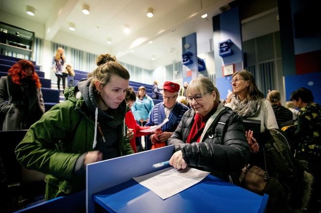 Kauhavalainen tekstiilisuunnittelija Leena Renko ja seinäjokelainen taideharrastaja Sirkka Kivi pitävät kisaa innostavana ja mielenkiintoisena.