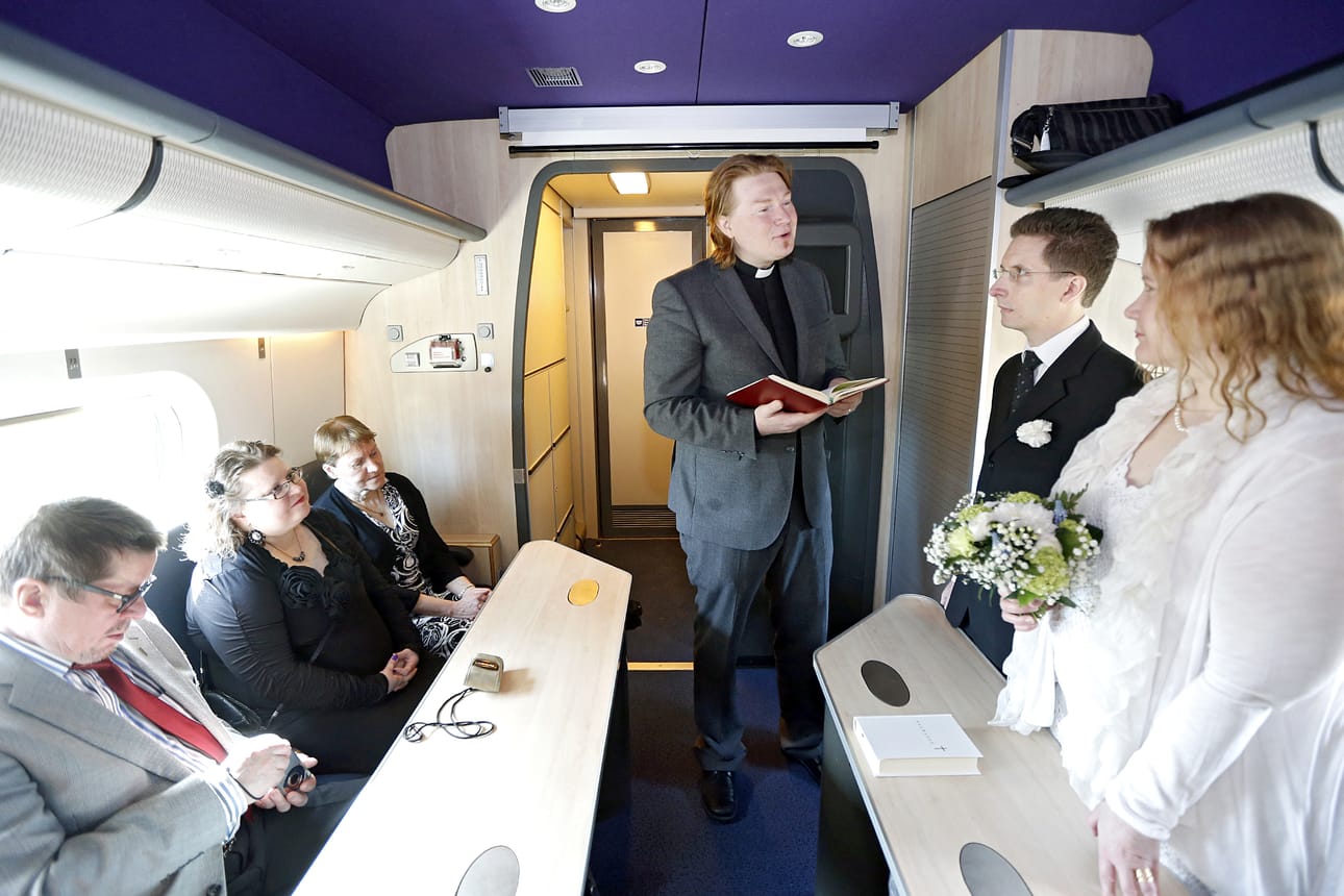 Maarit ja Anssi Vartiainen sanoivat tahdon Pendolinossa matkalla Tampereelle. Pienet häät pidettiin visusti salassa muilta kuin lähipiiriltä. Tuore aviopari viettää häämatkansa ristiin rastiin Suomea junaillen. Kotiinpaluu koittaa sunnuntaina.