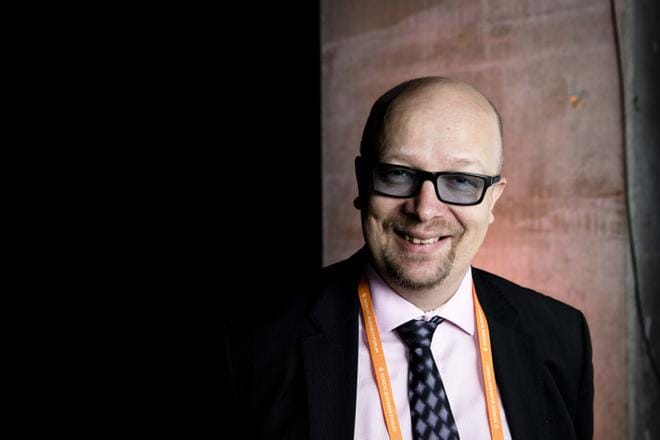 Vuoden sijoittajaksi valittu Aki Pyysing otti nuorena osakesijoittajana älyvapaita riskejä. "Nykyisin riskitasoni on paljon maltillisempi, vaikka teenkin edelleen suoria osakesijoituksia ja käytän velkarahaakin tarvittaessa. Osakesalkkuni on tällä hetkellä suorastaan hävettävän hajautettu." KUVA: Joel Maisalmi