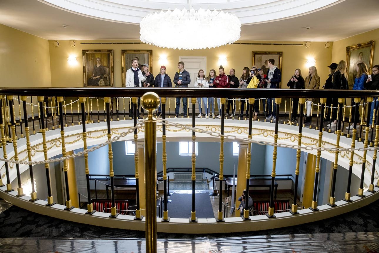 Myös monia koululaisia oli tutustumassa Presidentinlinnaan keskiviikkona. Joko vapaaehtoisesti tai pakotettuna.