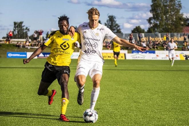 Usman Sale oli vaikea pideltävä SJK:n Matias Vainionpäälle, joka joutuikin lopulta rikkomaan itsensä suihkuun. KUVA: AAKE ROININEN