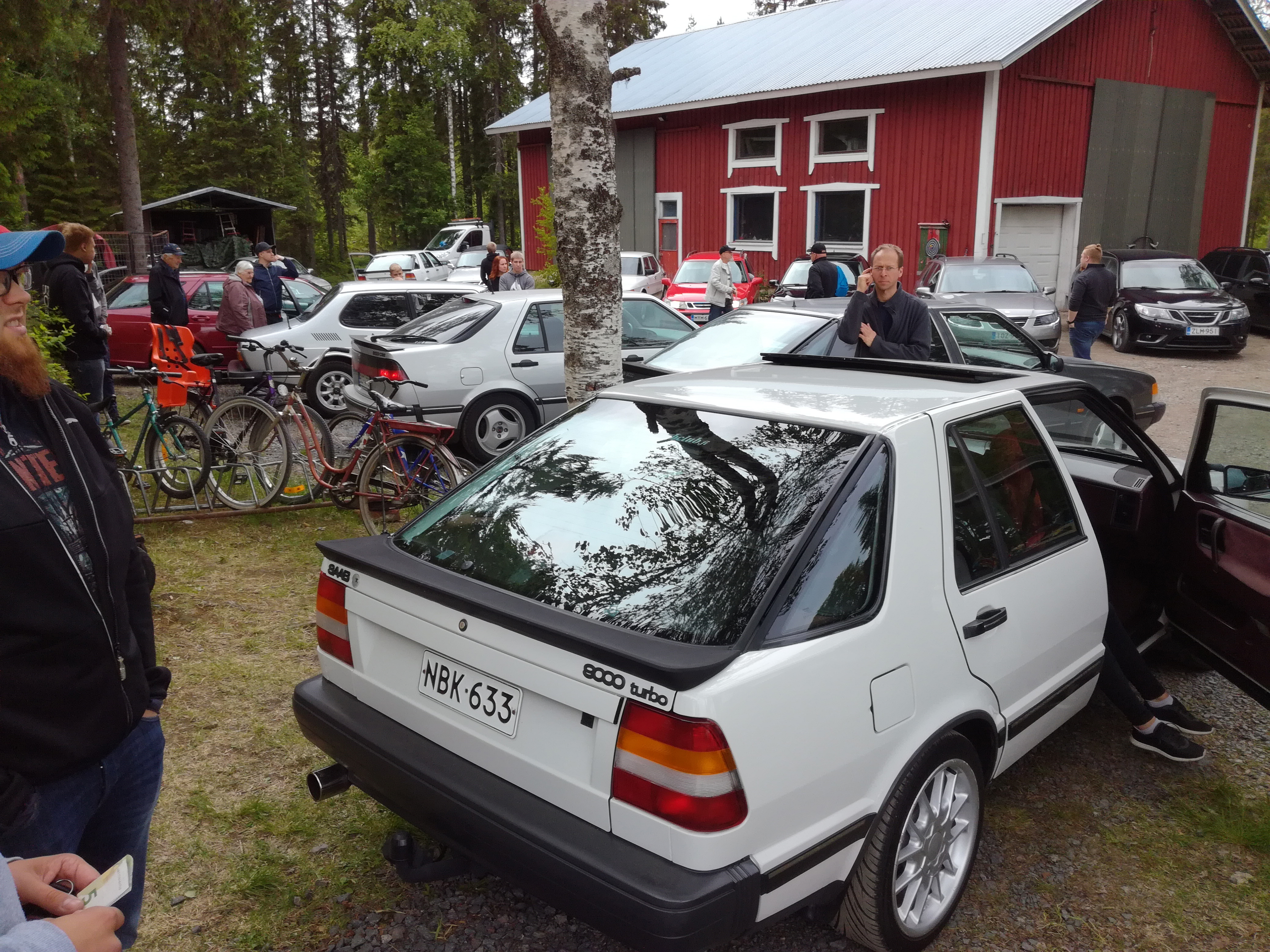 Väkeä saapui läheltä ja kaukaa.