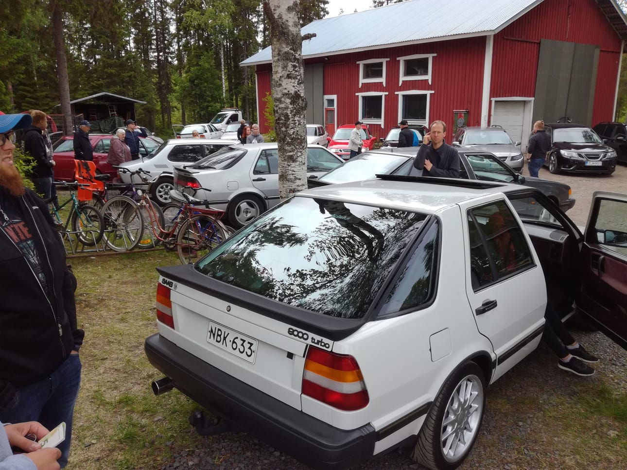 Väkeä saapui läheltä ja kaukaa.