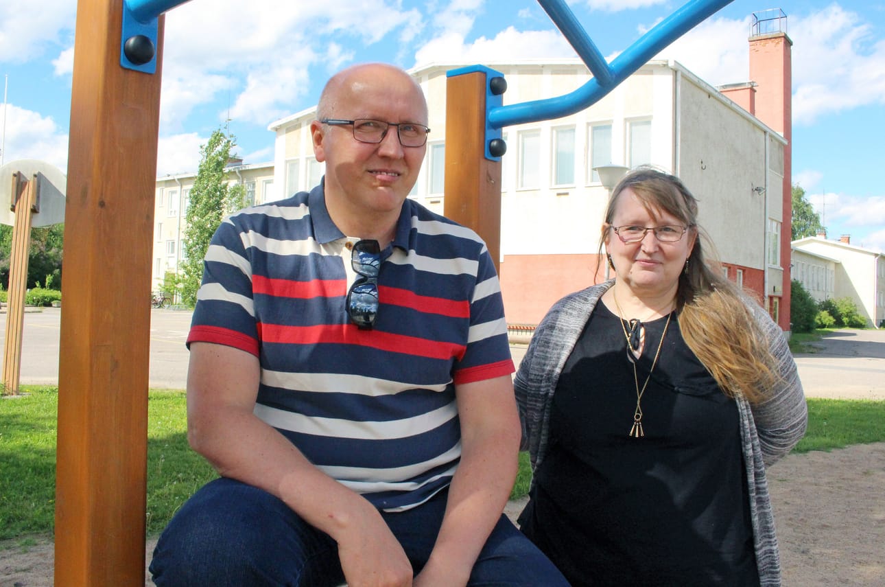 Koulumaailmasta kesälaitumille jääneet rehtori Juha Arbelius ja koulun johtaja Kirsi Myllykoski eivät kesältään suuria kaipaa. Kesän aikana täysille kymmenille pyörähtävien kollegoiden mielestä parasta vastapainoa työlle on lastenlasten kanssa vietetty aika.