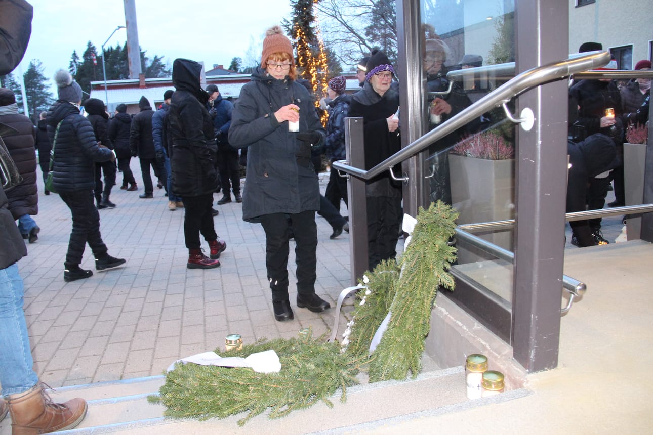 Mielenilmaus joulukuussa Oulaskankaan puolesta. Surumarssille, joka päättyi Oulaskankaan etuovelle, osallistui satoja kuntalaisia.