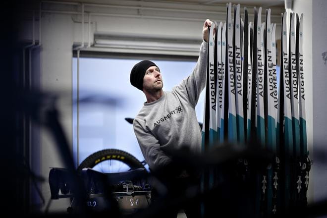 Pyörien ja maastohiihtosuksien liiketoiminnoista vastaava Jani Pirttinen kertoo uuden maastohiihtosuksen sopivan mainiosti yrityksen liiketoiminnan sporttisektoriin. KUVAT: TOMI KOSONEN
