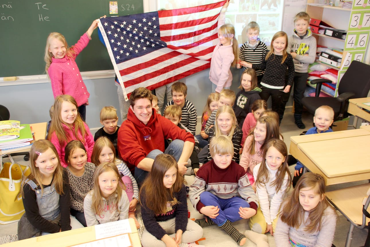Nathaniel Munn kävi Revonlahden koululla kertomassa kotimaastaan.