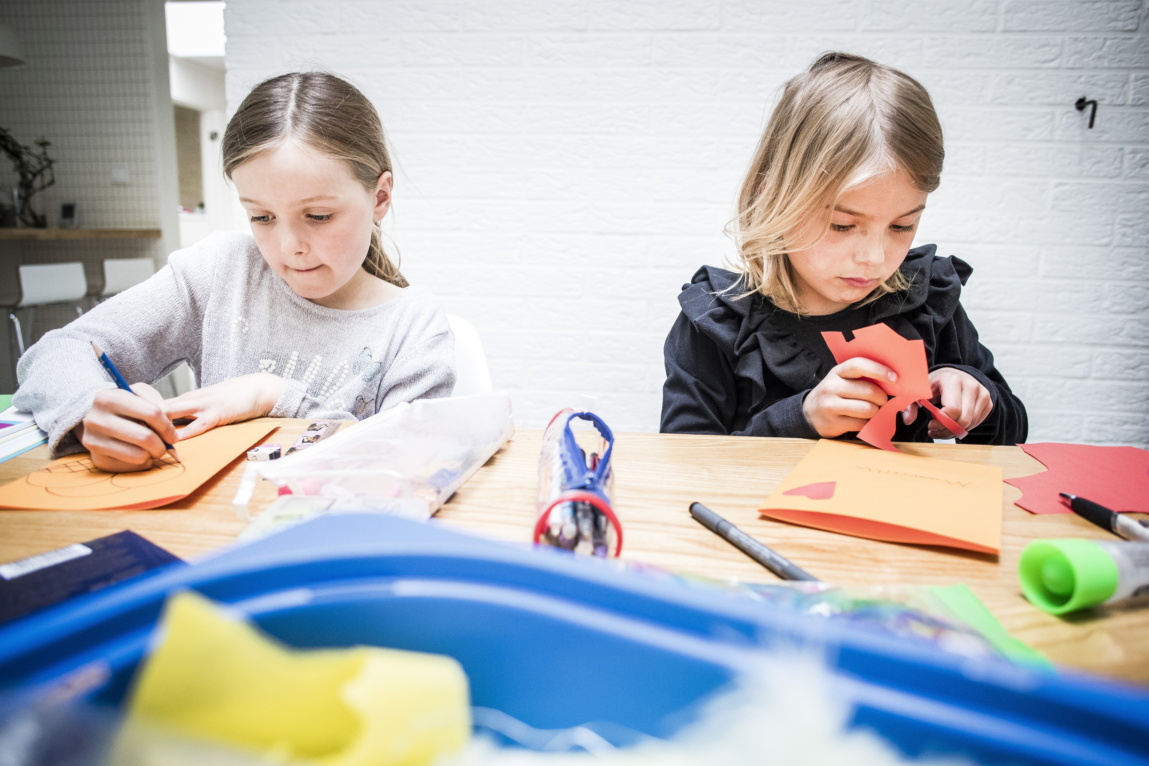 Ellen Savolainen ja Elea Leppänen sanovat, että opettajaa kiitetään keväällä opetuksesta, jota hän on antanut. Elean mukaan hänen opettajansa on mukava. "Jos onnistuu jossakin, se kehuu kivasti", Elea sanoo.