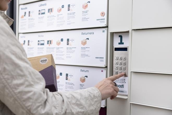 Väliaikaiset noutopisteet sijoitetaan suosituimpien automaattien lähelle, jolloin paketin hakijalla on mahdollisimman lyhyt matka väliaikaiselle noutopisteelle alkuperäisen automaatin ollessa täynnä. KUVA: POSTI