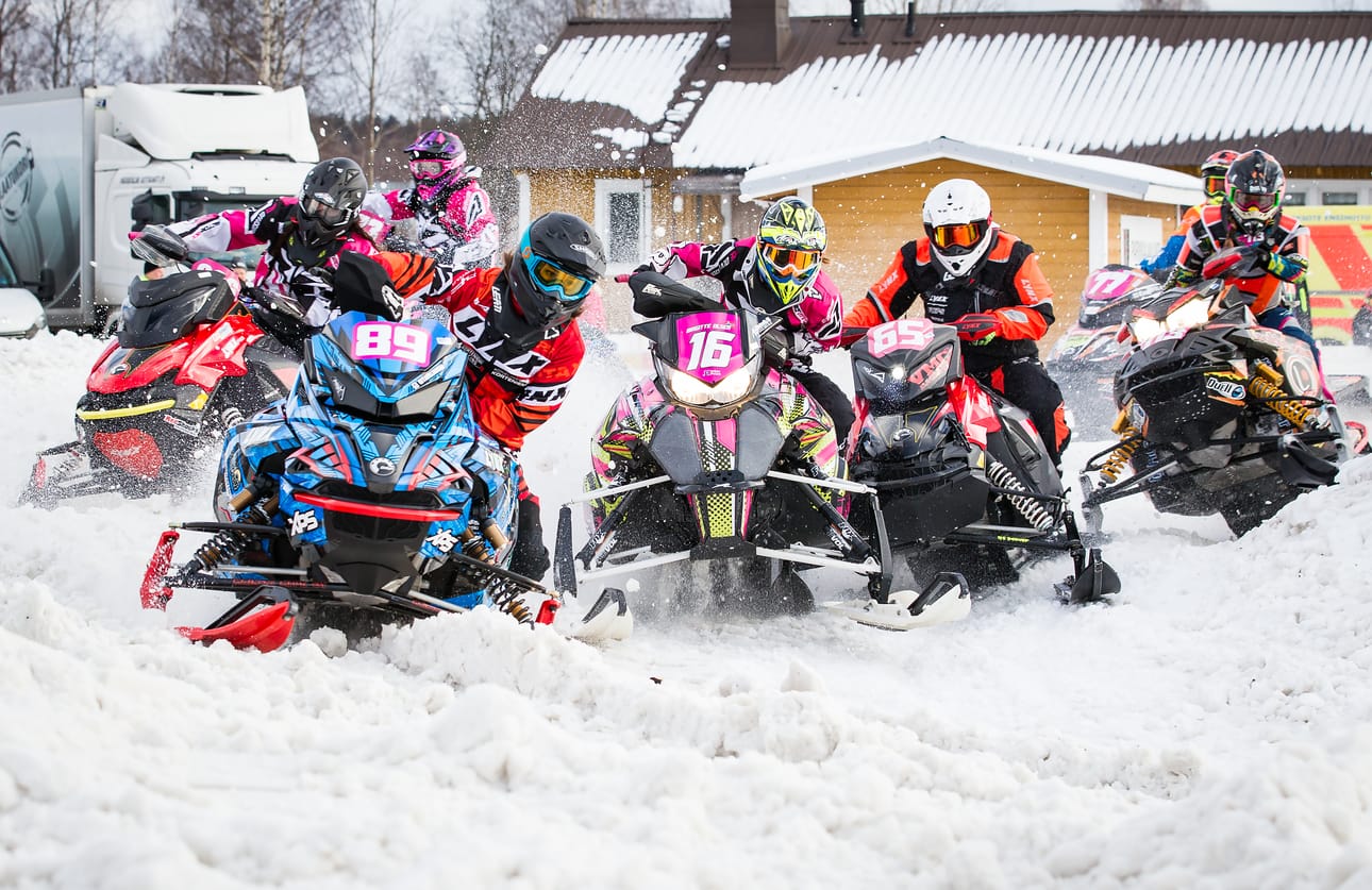 Snowcrossin SM-kausi päättyy viikonloppuna Rukalle. Kuvassa naisten cupin kilpailijat Taru Kylmälä ( 89 ), Birgitta Olsen ja Jenna Vuorela Parikkalan osakilpailussa helmikuussa.