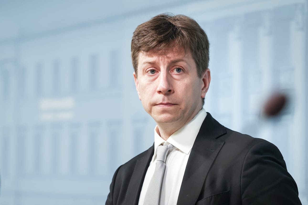 Elinkeinoministeri Sakari Puisto (ps.) on tyytyväinen Metan Iihin julkistamaan datakeskushankkeeseen.
