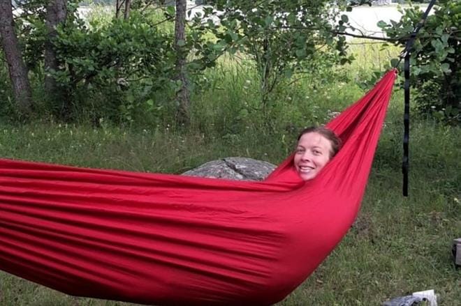 Li Andersson nauttii kesälomastaan uudella mökillään Siipyyssä. KUVA: LI ANDERSSONIN KOTIALBUMI
