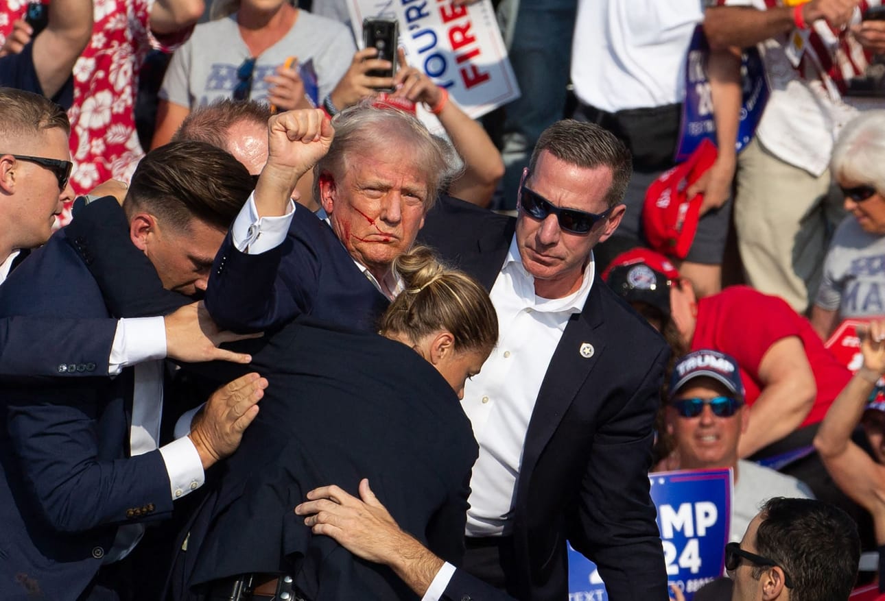 FBI tutkii lauantaista iskua Trumpiin kohdistuneen salamurhan yrityksenä ja mahdollisena kotimaisena terroritekona. LEHTIKUVA/AFP