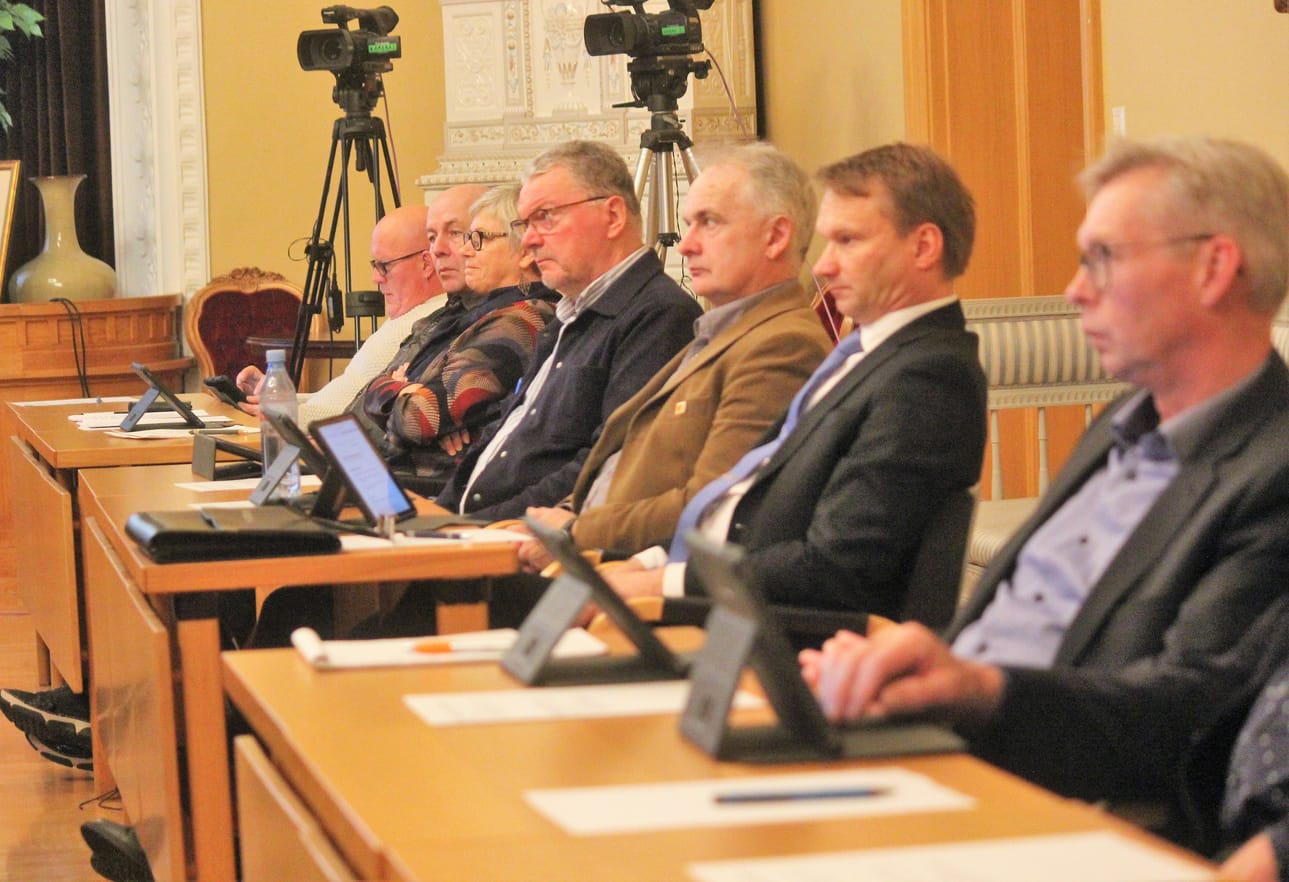Jari Salmela (vas.), Vesa Koivula, Anja Heinänen, Kent Taipale, Bengt Berglund, Thomas Söderlund ja Mikael Hoxell Kristiinan Raatihuoneella maanantaina.