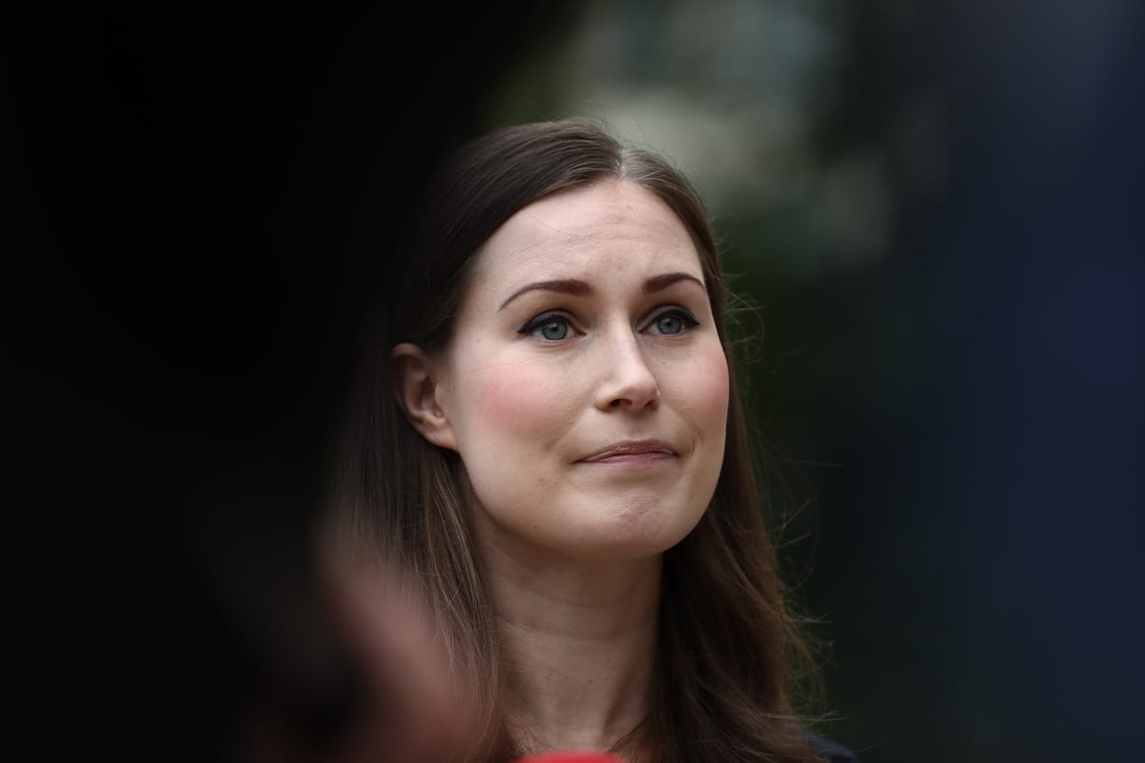 Pääministeri Sanna Marin (sd.) saapui torstaina Säätytalolle neuvottelemaan hallituksen koronatoimista.
