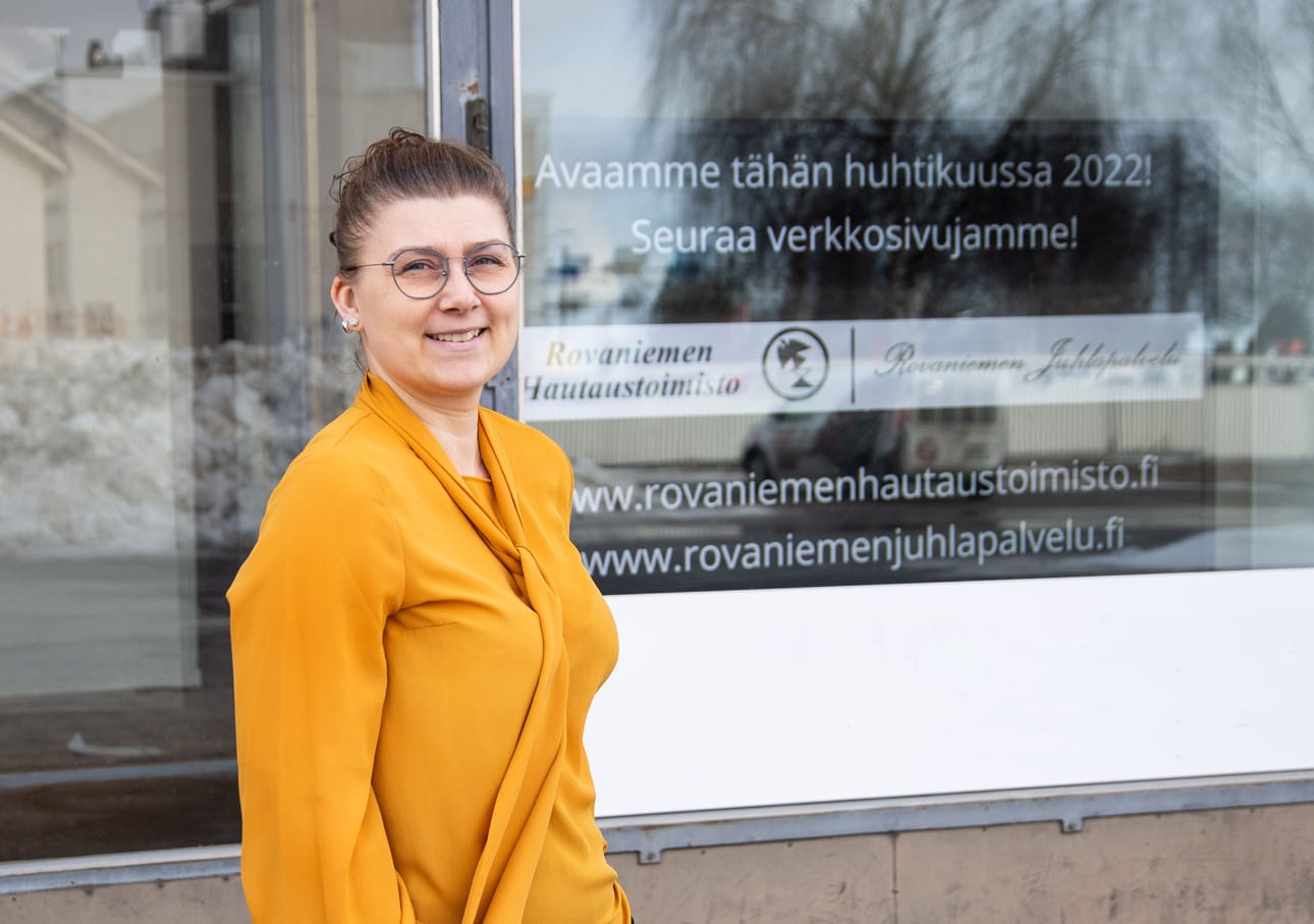 ”Uudet tilat vastaavat paremmin asiakkaiden tarpeisiin”, Rovaniemen Hautaustoimisto ja Juhlapalvelun toimistonhoitaja Sirpa Erola kommentoi Kansankadulla sijaitsevan liiketilan edessä. Hautaustoimiston ovet avataan 20.4.
