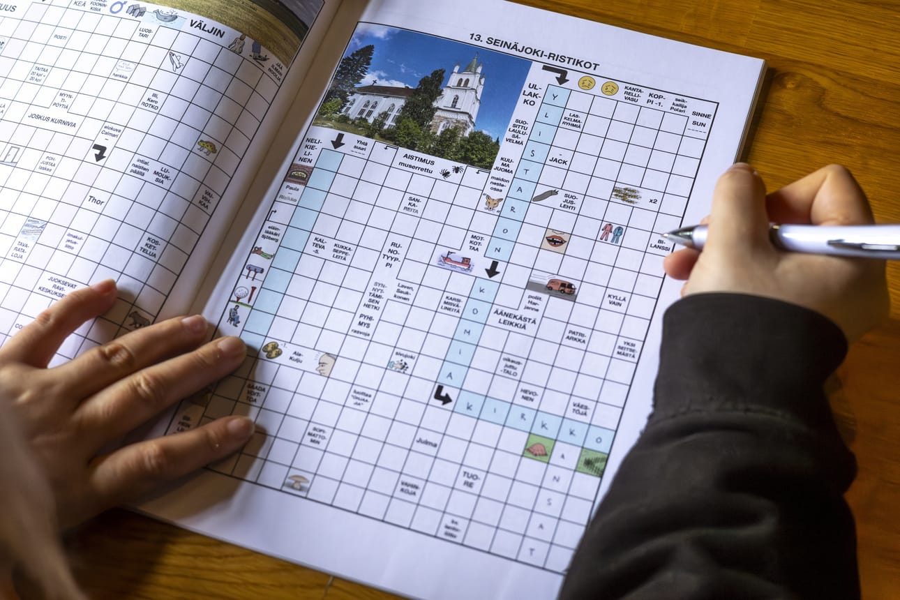 Ari Kallion Seinäjoki-ristikot -lehti sisältää perinteisen ristikkosanaston lisäksi paikallisiin nähtävyyksiin, ihmisiin ja tapahtumiin liittyvää sanastoa ja kuvitusta.