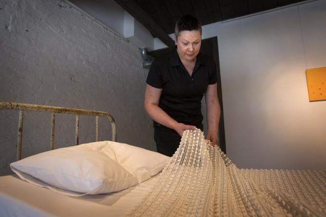 Pohjanmaan taidetoimikunnan raati arvosti Tiina Laasosen tapaa käyttää teoksissaan materiaalia kunnioittavasti. KUVA: MARIA MÄKI