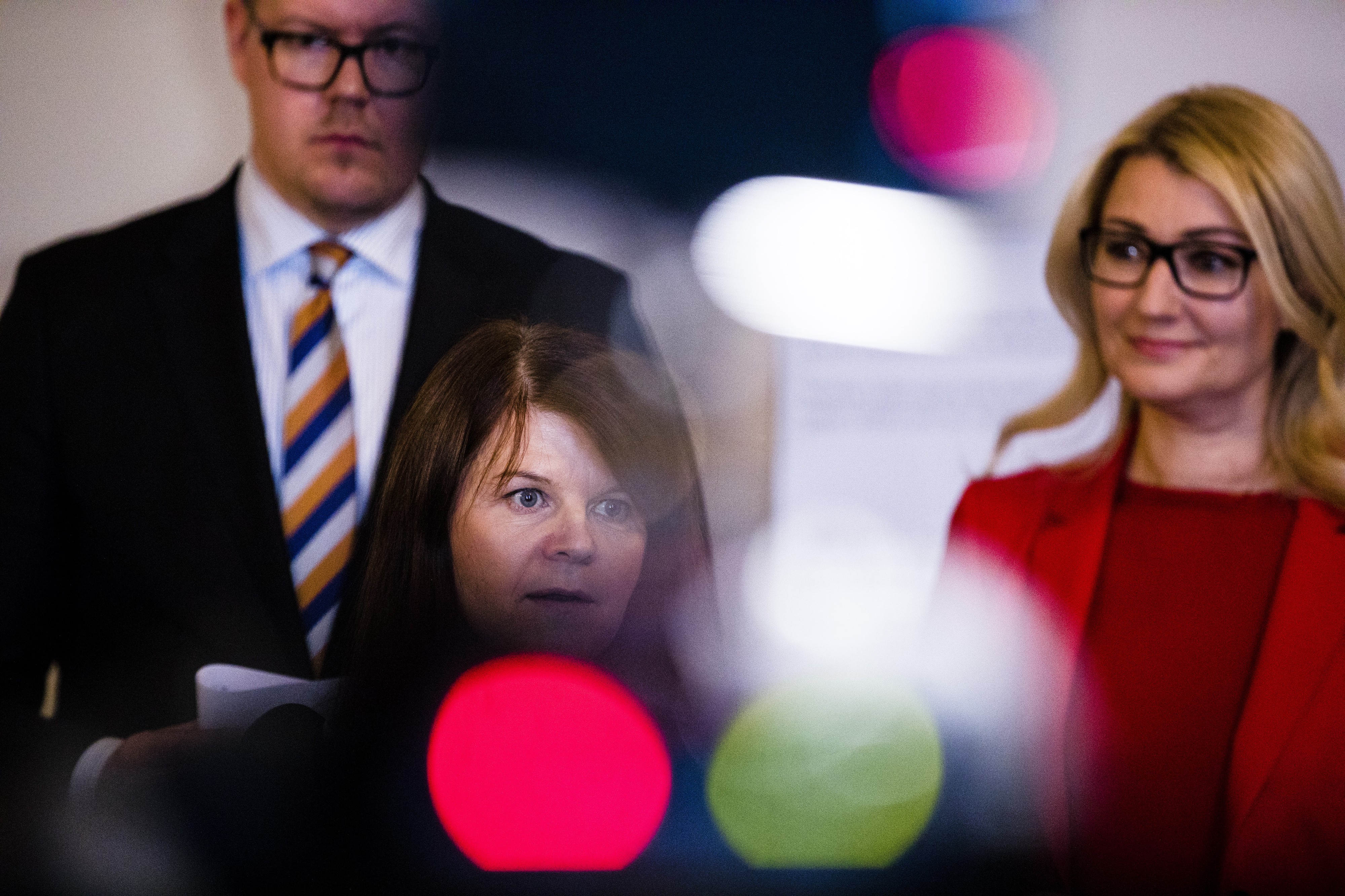 Sdp:n ryhmäjohtaja Antti Lindtman, vihreiden kansanedustaja Outi Alanko-Kahiluoto ja sdp:n kansanedustaja Maria Guzenina esittelivät opposition yhteisen lakialoitteen hoitajamitoituksen kirjaamiseksi lakiin.
