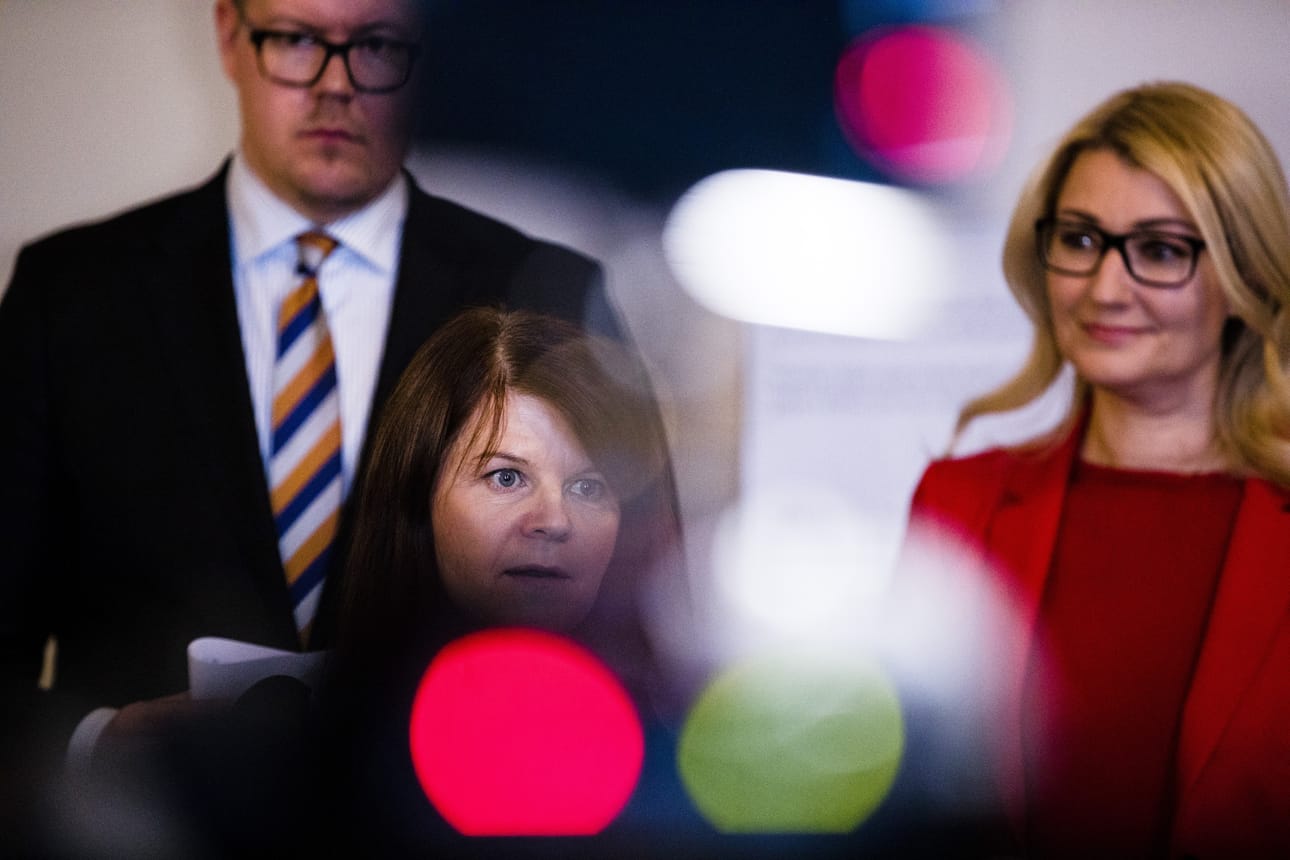 Sdp:n ryhmäjohtaja Antti Lindtman, vihreiden kansanedustaja Outi Alanko-Kahiluoto ja sdp:n kansanedustaja Maria Guzenina esittelivät opposition yhteisen lakialoitteen hoitajamitoituksen kirjaamiseksi lakiin.
