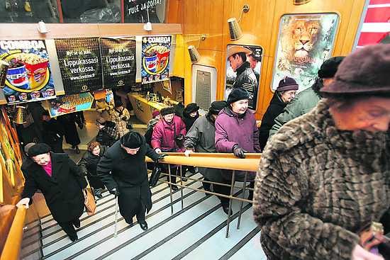 Vaikuttava kokemus. Sodan veteraanit pääsivät keskiviikkona ensimmäistä kertaa katsomaan lotta-liikkeestä kertovaa elokuvaa Oulussa.