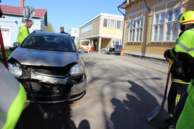 Toinen kolariautoista vaurioitui keulasta ja toinen kyljestä. KUVA: TAUNO RIIHILUOMA