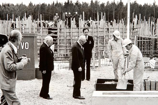 Kun Olkiluodon ykkösyksikön peruskiveä muurattiin 1970-luvun alkupuolella, presidenttinä oli vielä visusti Kekkonen. KUVA: Arkisto