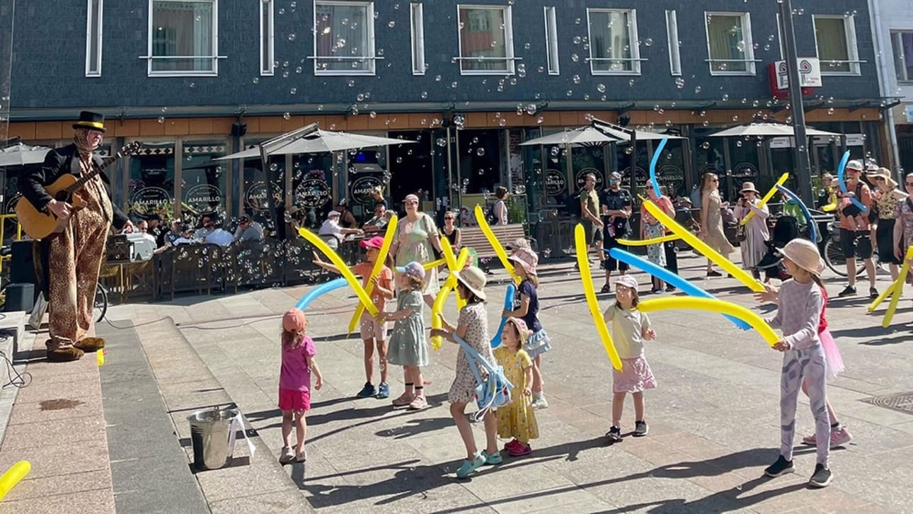 Miska Pressan Katti viihdytti yleisöä Lastenlaulukadulla vuonna 2025.