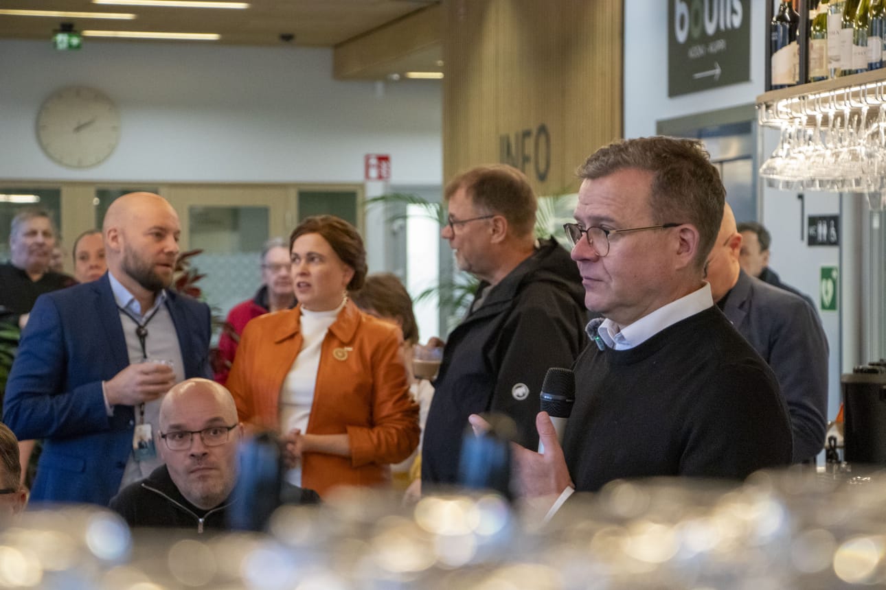 Pääministeri Petteri Orpo piipahti Kempeleessä. Taustalla kunnanjohtaja Tuomas Lohi, tiede- ja kulttuuriministeri Mari-Leena Talvitie sekä entinen pääministeri Juha Sipilä.