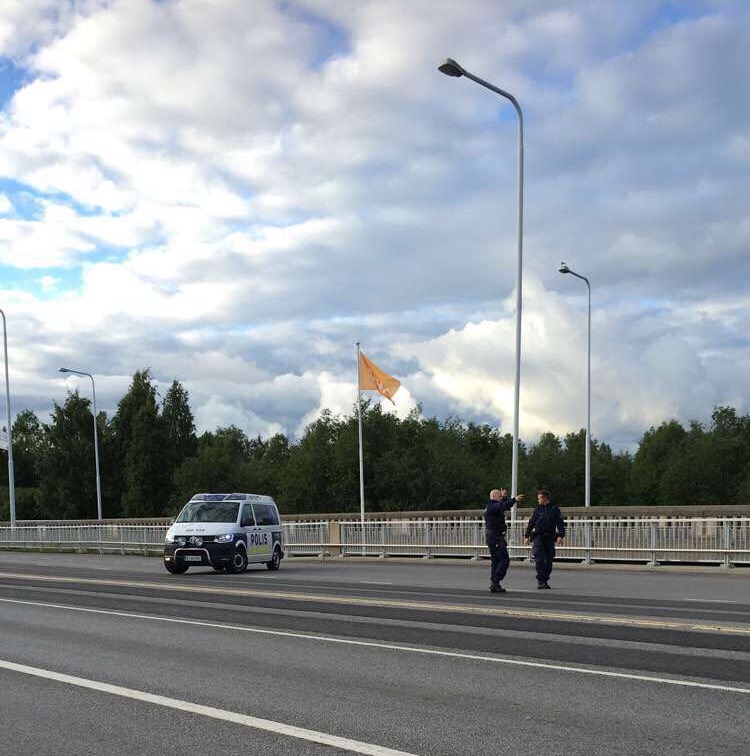 Tuiran sillat suljettiin pommiuhan vuoksi.