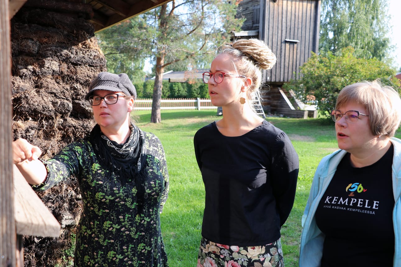 Kansanedustaja Hanna Sarkkinen (keskellä) ja valtuutettu Sari Janatuinen tutustuivat Kempeleen kotiseutumuseoon viime torstaina museonhoitaja Jaana Kosken opastuksella (vasemmalla).