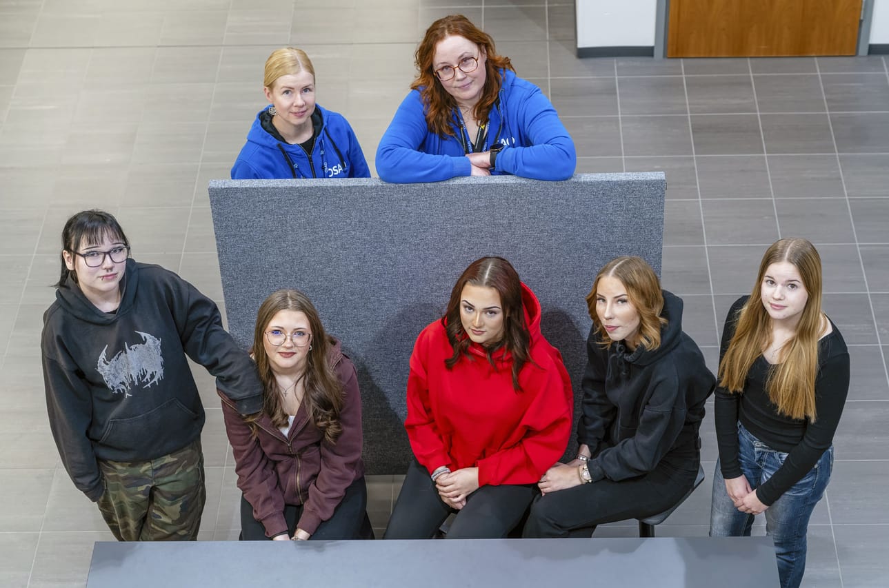 ”OSAOssa opiskelijaa tuetaan niin opinnoissa kuin arjen pienissä kysymyksissä. Ammattilaiseksi kasvetaan yhteistyössä”, sanovat opinto-ohjaajat Maria Nykänen ja Johanna Heikkinen. Kuvassa edessä opiskelijat Janna Vikeväkorva (vas.), Silva Kuisma, Ella Alatalo, Hanna Kolehmainen ja Eedla Korkiakoski. Sermin takana opinto-ohjaajat Maria Nykänen (vas.) ja Johanna Heikkinen.