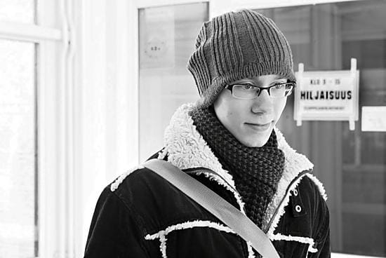 Antero Kiljusen selän takaa pilkottava hiljaisuus-kyltti kielii, mistä nuorukainen on tullut. Hän on juuri ahertanut tuntikausia ylioppilaskirjoitusten matematiikan kokeen parissa.