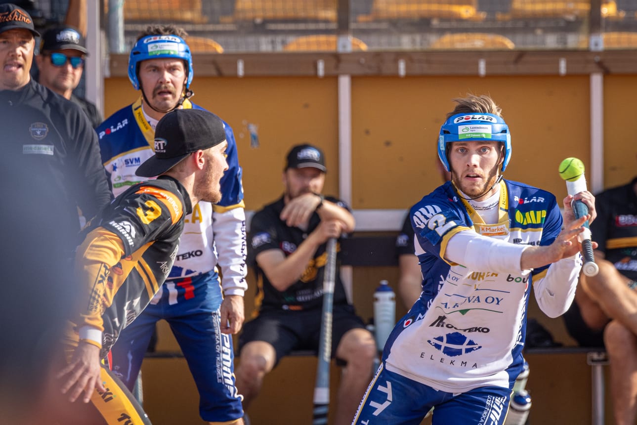 KeKi:n Perttu Olli yrittää jujuttaa lukkari Elias Pitkästä. Sami Haapakoski seuraa tilannetta tarkkana taustalla.