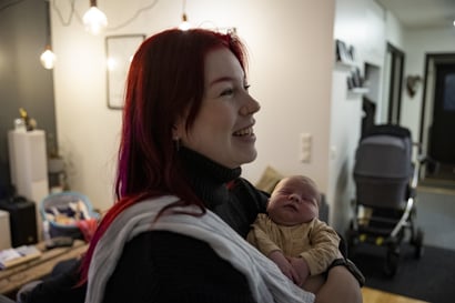 Oululainen Heidi Stenius, 27, halusi sairaalasynnytyksen ja kaiken kivunlievityksen – Ylilääkäri ihmettelee villin raskauden trendiä, jossa synnytetään kuin 100 vuotta sitten