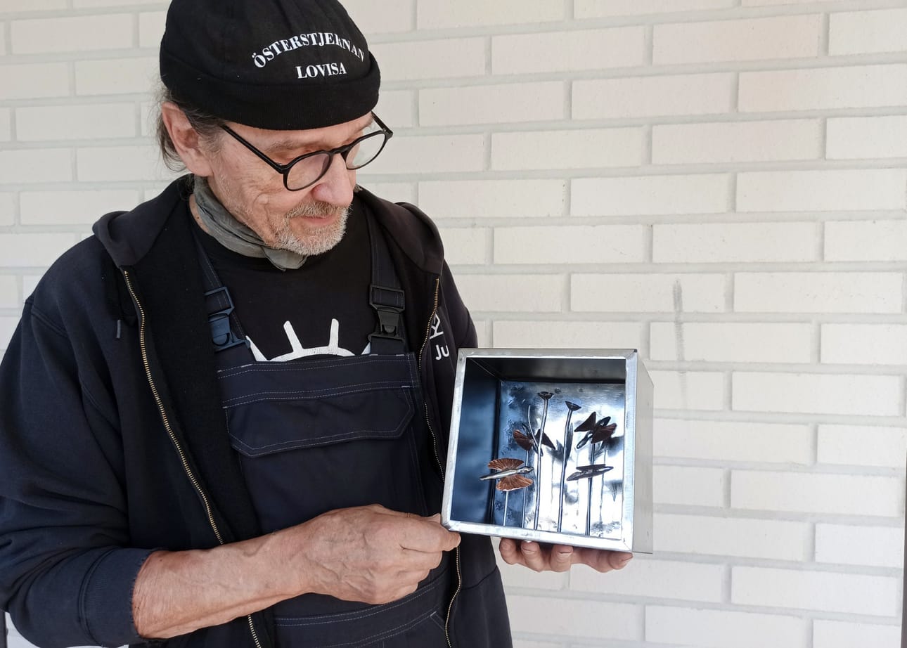 Käsityöläisyys näkyy Juhani Krappen töissä siten, että niille on helppo löytää paikka. Läpinäkyvyys mahdollistaa niiden sijoittamisen kodeissa vaikkapa ikkunalle.